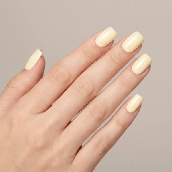 Pure Vegan Creamy Hybrid 259 Primrose esmalte amarillo limón en manicura