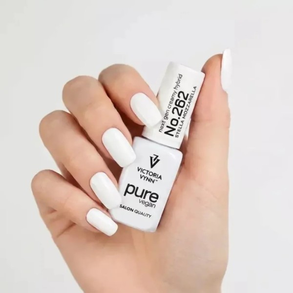 Pure Vegan Creamy Hybrid 262 Stella Mozzarella manicura blanca con esmalte Victoria Vynn