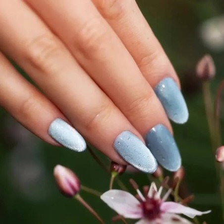  Manicura con Pure Vegan Creamy Hybrid 287 Shade of Rain azul grisáceo efecto cat eye