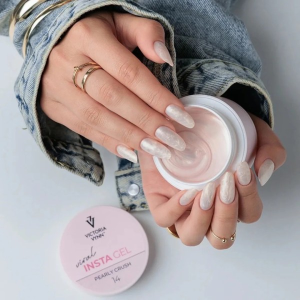  Insta Gel 14 Pearly Crush de Victoria Vynn aplicado en manicura con acabado rosa perlado