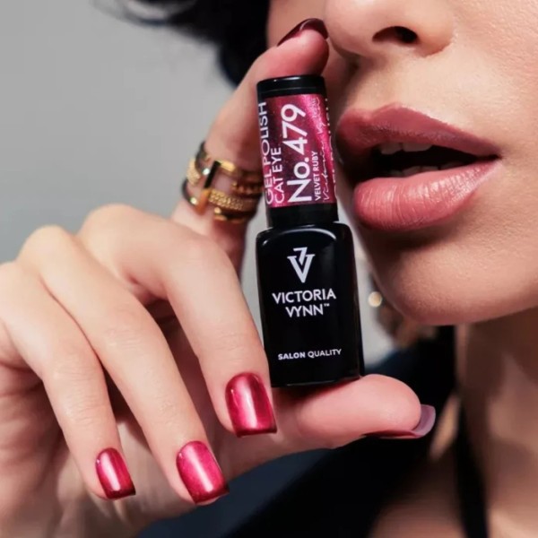  Gel Polish 479 Cat Eye Velvet Ruby esmalte semipermanente con efecto Cat Eye de la colección THE NEW DECO