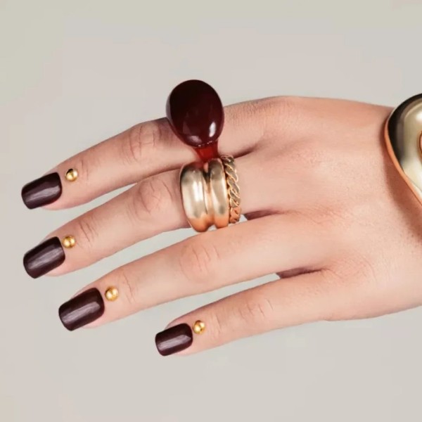  Gel Polish 484 Burnt Walnut manicura marrón oscuro con uñas elegantes y detalles dorados
