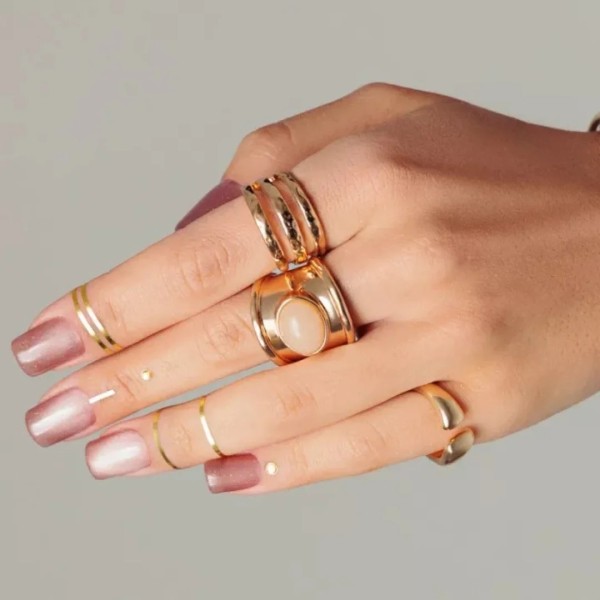  Gel Polish 486 Travertine manicura beige luminosa con efecto ojo de gato y acabado brillante