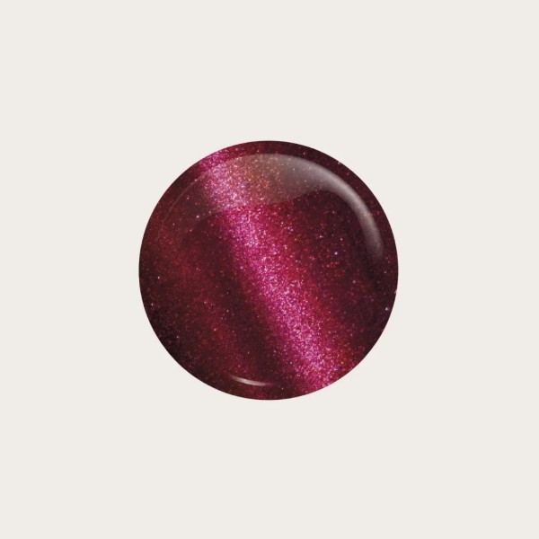 Gel Polish 479 Cat Eye Velvet Ruby muestra del tono rojo rubí con reflejos magnéticos y partículas brillantes