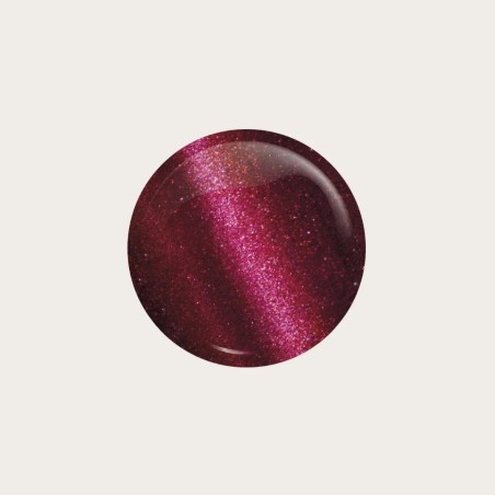 Gel Polish 479 Cat Eye Velvet Ruby muestra del tono rojo rubí con reflejos magnéticos y partículas brillantes