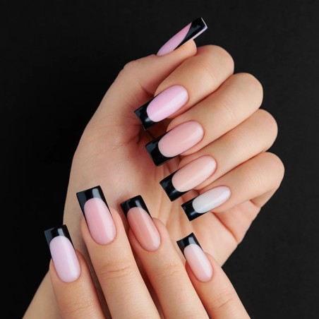 Uñas artificiales en tonos rosa pastel, rosa nude y blanco lechoso con acabado brillante.